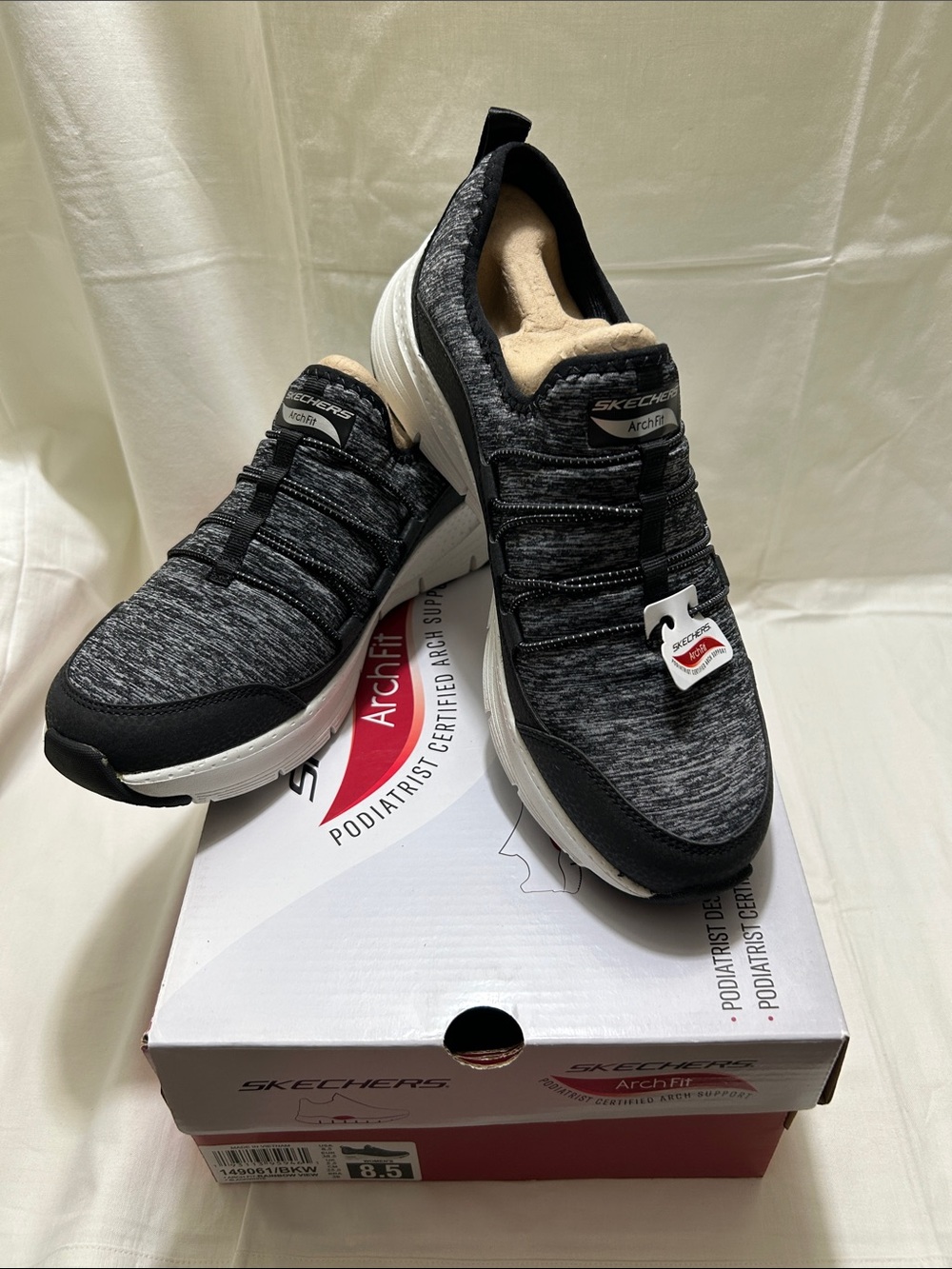 Skechers Arch Fit Rainbow View Slip-On Sneakers Black/White Size 8.5 NIB